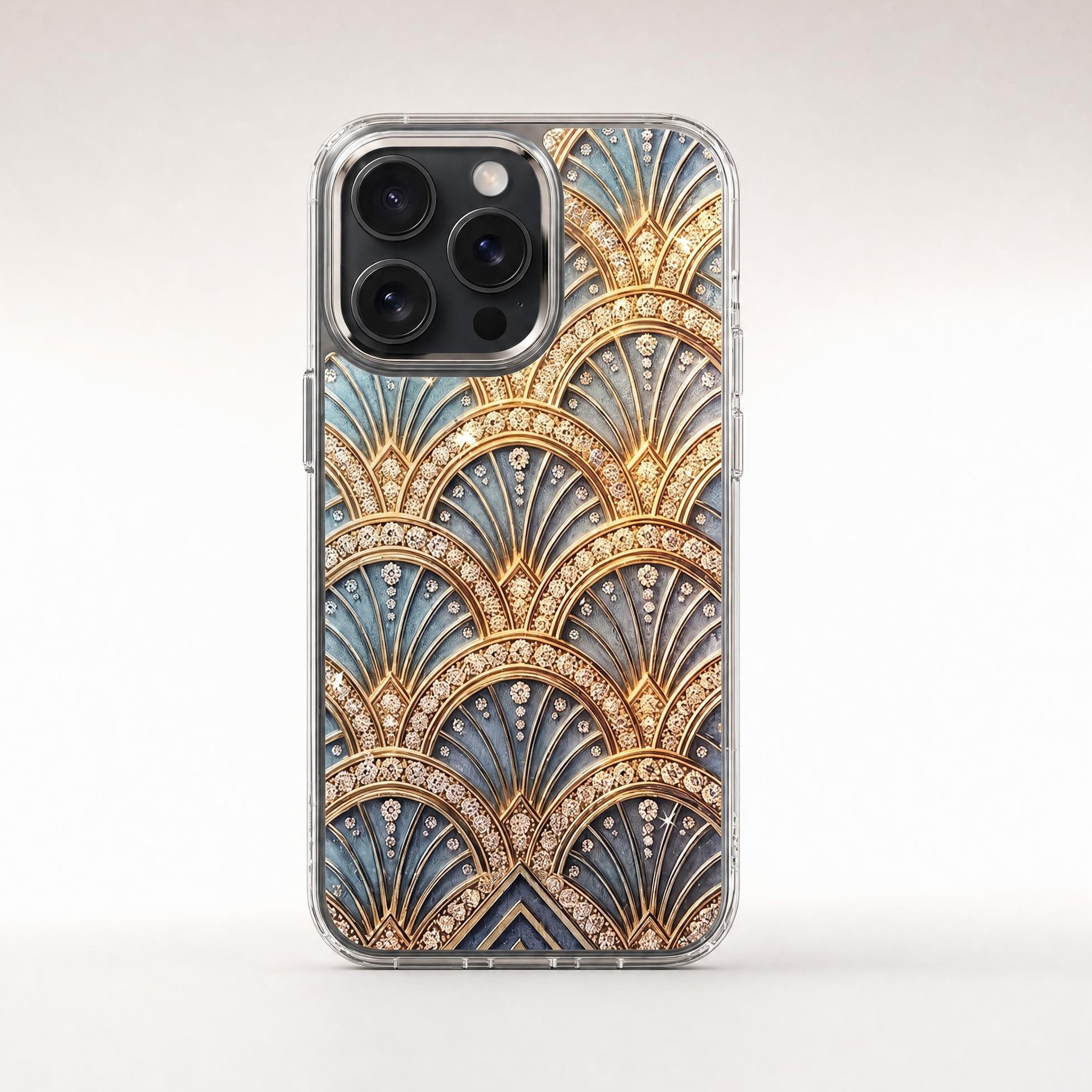 Funda de resina Art Déco azul y dorado con pedrería sobre una mesa de mármol