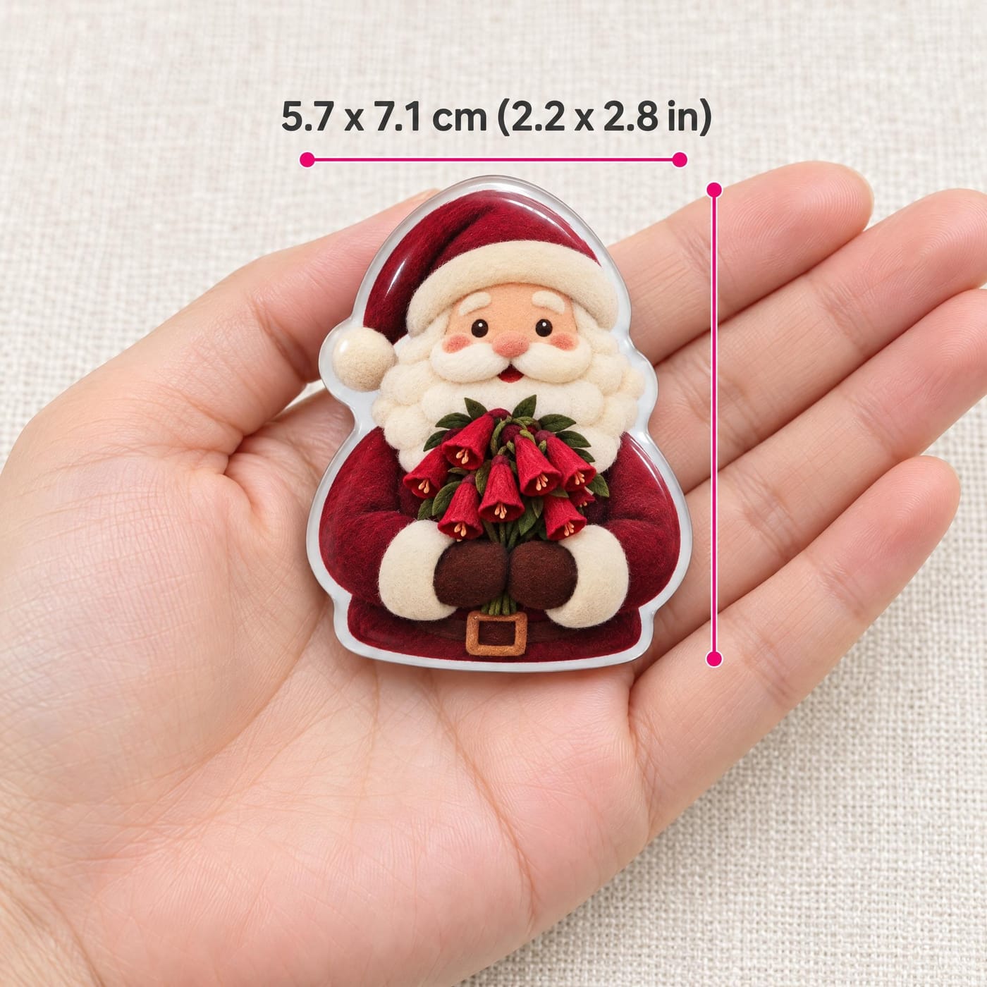 Imán para Refrigerador Navideño de Resina Viejito Pascuero y Copihue de Chile mostrado en la mano para ver la escala