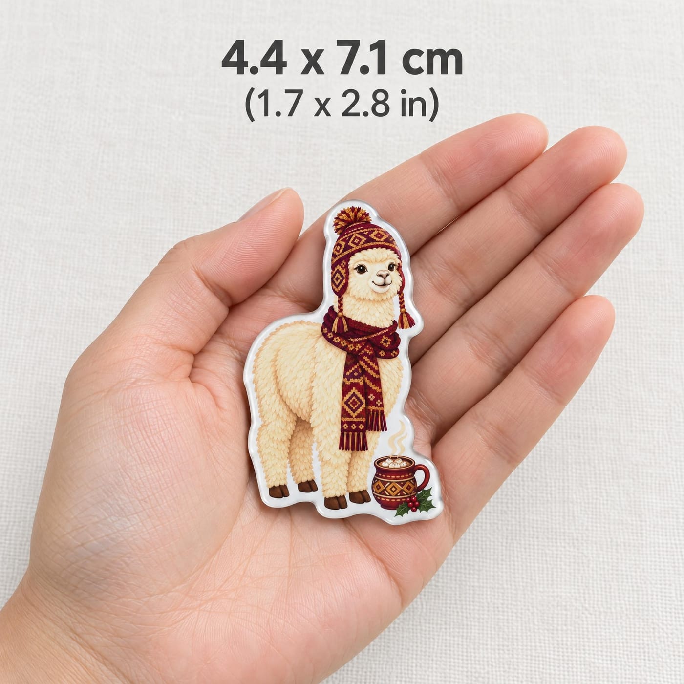 Imán para Refrigerador Navideño de Resina Alpaca y Chocolate Caliente de Perú mostrado en la mano para ver la escala