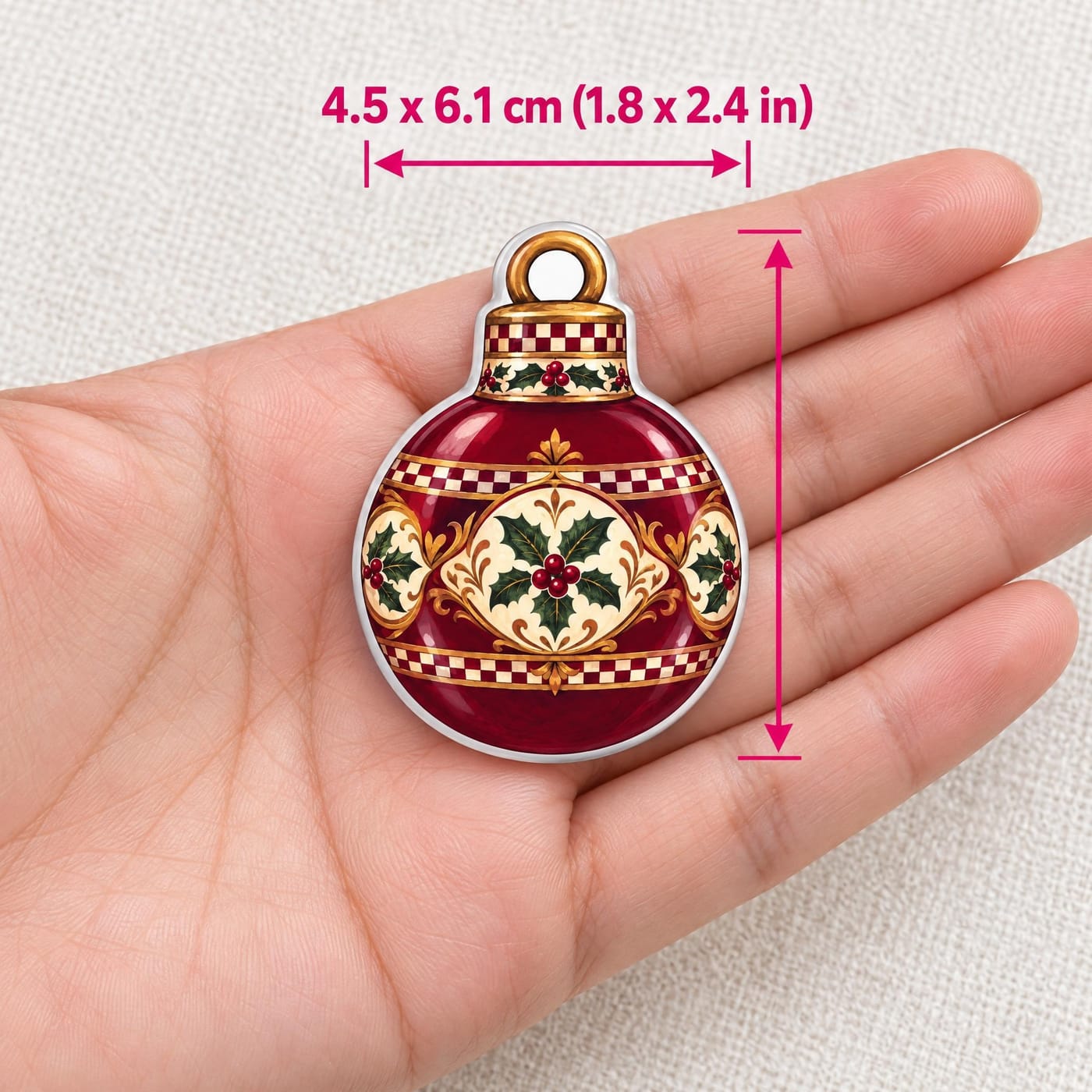 Imán para Refrigerador Navideño de Resina Esfera de Vidrio Vintage mostrado en la mano para ver la escala